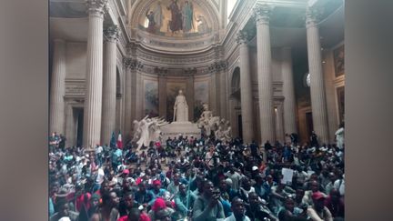 Photo de l'occupation du Panthéon postée sur le compte Twitter du collectif&nbsp;La Chapelle debout&nbsp;! vendredi 12 juillet. (CAPTURE D'ÉCRAN)