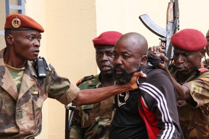 Arrestation de l’ex-milicien «&nbsp;Rambo&nbsp;» par des militaires centrafricains, à Bangui, le 29&nbsp;octobre 2018.  (Gaël Grilhot/ AFP)