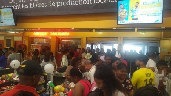 Des clients ont forcé l'entrée du&nbsp;supermarché Score, dans le quartier du Chaudron à Saint-Denis (La Réunion), le 20 novembre 2018. (REUNION LA 1ERE)