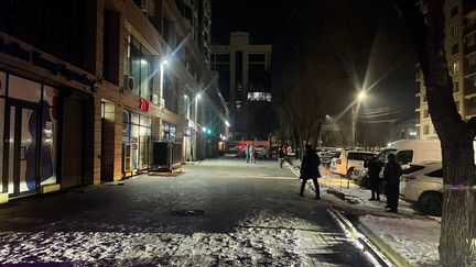 Des personnes sortent dans les rues de Bichkek, la capitale du Kirghizstan, le 22 janvier 2024 après un séisme de magnitude 7. (NAZIR ALIYEV TAYFUR / ANADOLU / AFP)