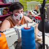 Une couturière&nbsp;confectionne des masques en tissu, à Septfonds (Tarn-et-Garonne), le 25 mars 2020. (PATRICIA HUCHOT-BOISSIER / HANS LUCAS / AFP)