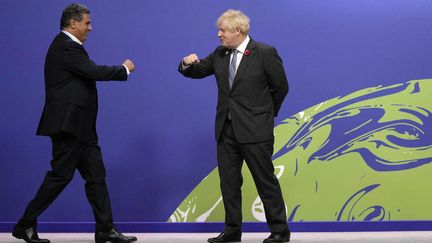 Le Premier ministre britannique Boris Johnson (D) accueille le Premier ministre marocain Aziz Akhannouch à la Conférence des Nations unies sur le changement climatique (COP26) à Glasgow, en Ecosse, le 1er novembre 2021.&nbsp;  (ALASTAIR GRANT / POOL)