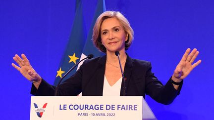 La LR Valérie Pécresse le 11 avril 2022, lors de sa campagne pour l'élection présidentielle. (ALAIN JOCARD / AFP)