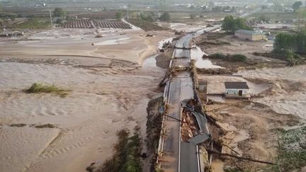 Le bilan humain est extrêmement lourd, et toujours provisoire, en Espagne à la suite des inondations de cette fin octobre. Au moins 95 personnes sont mortes dans les intempéries qui frappent le sud-est du pays depuis mardi 29 octobre. Un an de pluie s’est abattu en quelques heures. (France 2)