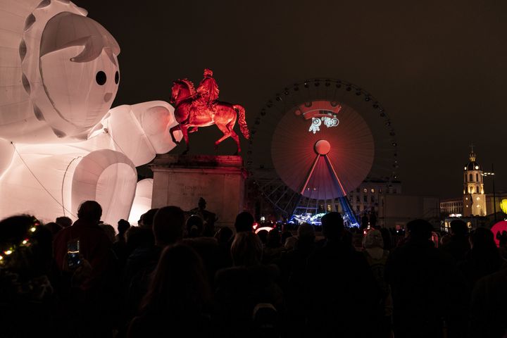 Les "Anooki" place Bellecour
 (JEAN-PHILIPPE KSIAZEK / AFP)