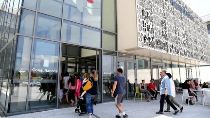 Les parents ont amené leurs enfants à l'hôpital de Carcassonne pour procéder à des analyses de sang et d'urine pour trouver les traces d'arsenic. (NATHALIE AMEN VALS / MAXPPP)