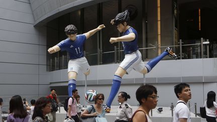 Des statues de la série "Olive et Tom" à Hong Kong (Chine) le 7 juin 2014. (KIN CHEUNG/AP/SIPA)