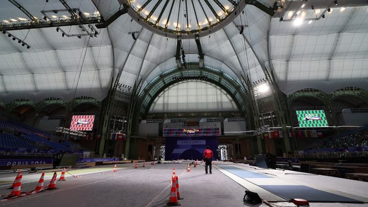 La piste d'escrime, installée au Grand Palais à Paris, à l'occasion des Jeux olympiques et paralympiques, le 22 juillet 2024. (EMMANUEL DUNAND / AFP)