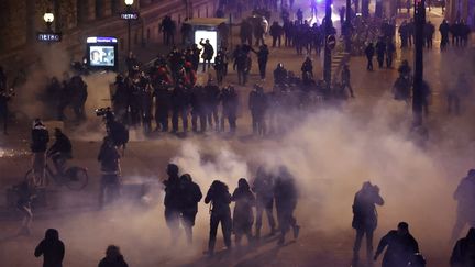 Des manifestants contre la réforme des retraites, place de la République, à Paris, le 21 mars 2023. (OLIVIER CORSAN / MAXPPP)