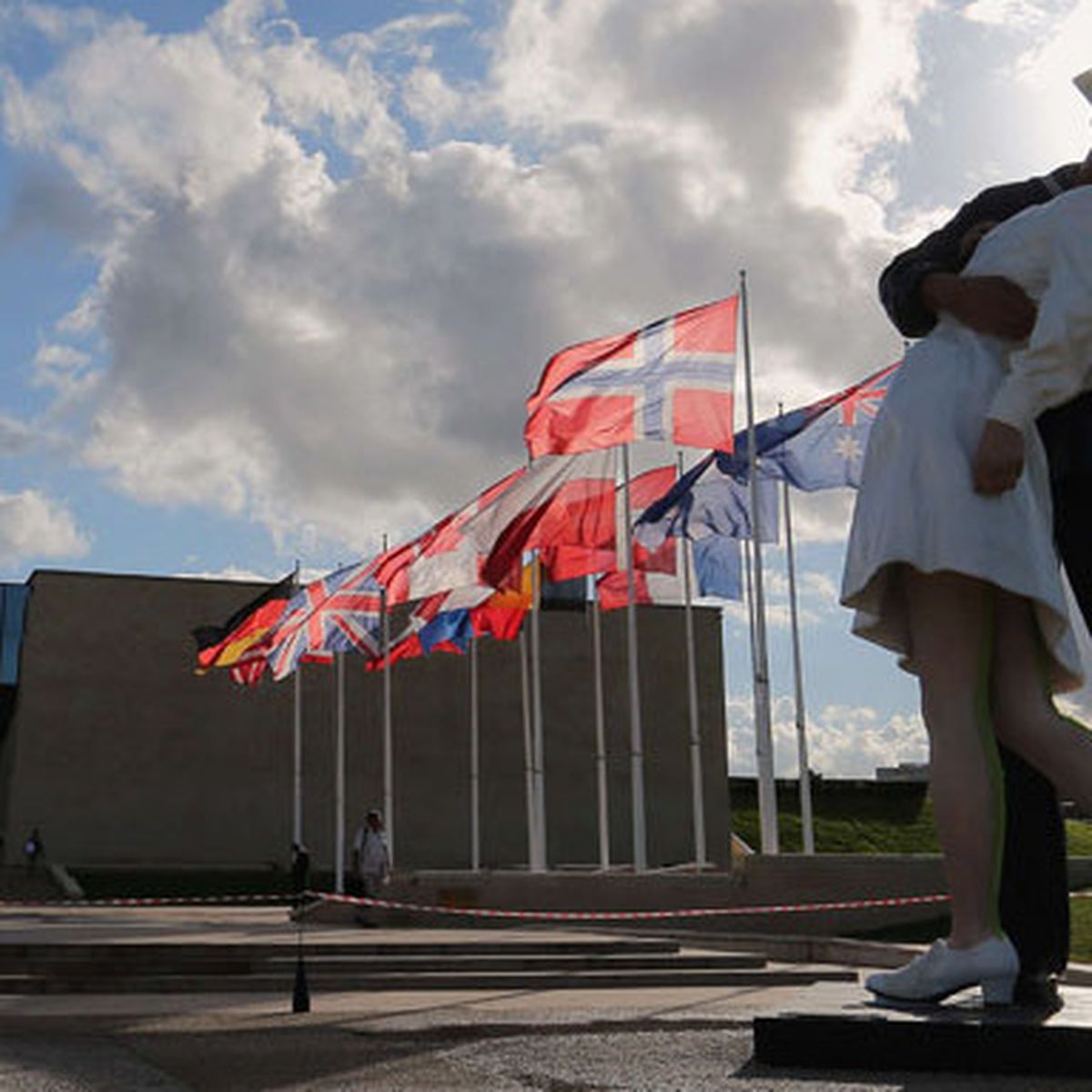 Fin de la discorde autour de la sculpture du baiser devant le Mémorial de  Caen