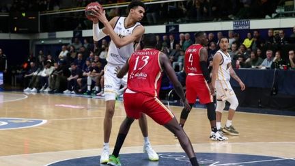 Le journaliste Samuel Ollivier, présent sur le plateau du 8 Heures, mercredi 17 mai, revient sur la sélection très probable du basketteur français Victor Wembanyama dans l'équipe de NBA des San Antonio Spurs, aux États-Unis. (France 2)