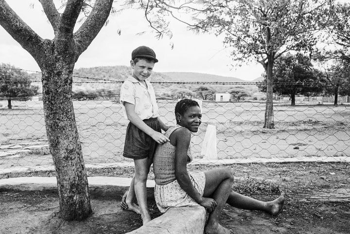 David Goldblatt, "Le fils du fermier avec sa bonne d'enfants, ferme de Heimweeberg, environs de Nietverdiend, Marico Bushweld, province du Nord-Ouest", 1964, Courtesy David Goldblatt et Goodman Gallery Johannesburg et Cape Town
 (David Goldblatt)