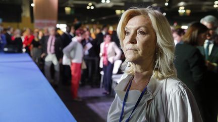 Anne Méaux, la "spin doctor" de François Fillon, le 9 avril dernier, au pied de la tribune où le candidat des Républicains va prendre la parole pendant un meeting. (GETTY IMAGES)