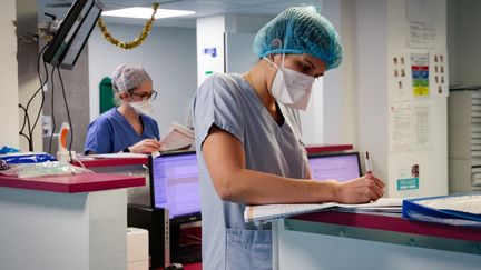 Le personnel médical de l'unité de soins intensifs de&nbsp;l'hôpital Antoine-Béclère à Clamart (Hauts-de-Seine), le 23 décembre 2021. (GEOFFROY VAN DER HASSELT / AFP)