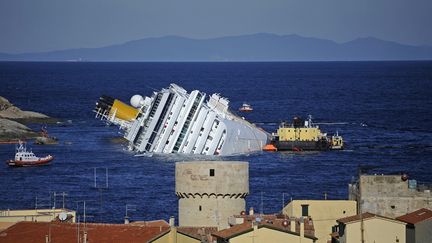 L'&eacute;pave du "Costa Concordia" au large de l'&icirc;le italienne de Giglio, le 25 janvier 2012. (FILIPPO MONTEFORTE / AFP FILES)