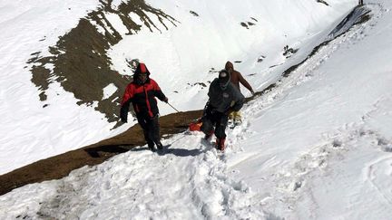 Image de l'arm&eacute;e n&eacute;palaise secourant des trekkeurs sur l'Annapurna Circuit, dans le district de Mustang (Nepal) ,e 17 octobre 2014. (NEPALESE ARMY / MAXPPP)