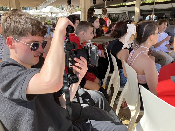 Des lycéens au Festival de Cannes lors d'une rencontre avec un réalisateur dans le cadre d'un partenariat entre la Semaine de la critique et de l'OFAJ, le 22 mai 2024. (LAURENCE HOUOT / FRANCEINFO CULTURE)