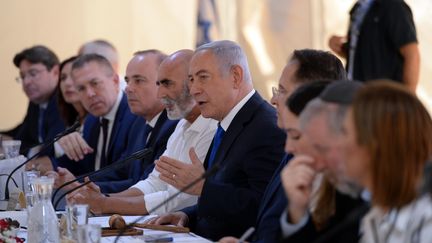 Le Premier ministre israélien, Benyamin Nétanyahou, le 15 septembre 2019 lors d'une réunion de son cabinet en Cisjordanie occupée. (HAIM ZACH / GPO / HANDOUT / ANADOLU AGENCY)