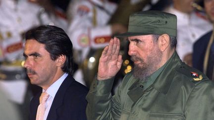 Fidel Castro en 1999, en compagnie du Premier ministre espagnol Jose Maria Aznar. (CHRISTOPHE SIMON / AFP)