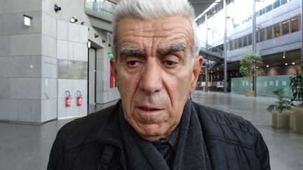 Hubert Ougier, devant la salle d'audience de la cour d'assises de Grenoble. (VÉRONIQUE PUEYO / RADIO FRANCE)