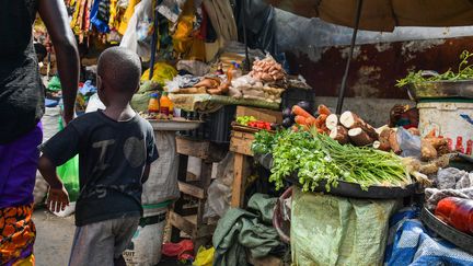 Un enfant au marché de Sandaga (Sénégal), le 4 décembre 2021.&nbsp; (ISA HARSIN / SIPA)