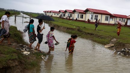 Des hindous se déplacent dans un camp de déplacés, le 9 juillet 2019, à Maungdaw, en Birmanie. (ANN WANG / REUTERS)