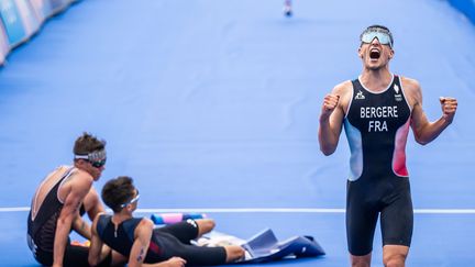 Léo Bergère célèbre sa troisième place au triathlon masculin, aux Jeux olympiques de Paris, le 31 juillet 2024. (JOEL MARKLUND / MAXPPP)