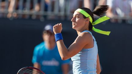 La Française Caroline Garcia lors de sa victoire contre&nbsp;la Polonaise&nbsp;Iga Swiatek, en&nbsp;quart de finale de l'Open de Pologne, à Varsovie, le 29 juillet 2022. (TOMASZ JASTRZEBOWSKI / SIPA)