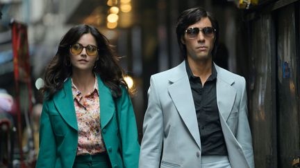 Tahar Rahim et Jenna Coleman interprètent Charles Sobhraj et Marie-Andrée Leclerc, un couple de tueurs en série qui ont fait trembler l'Asie du Sud-Est dans les années 1970. (NETFLIX)