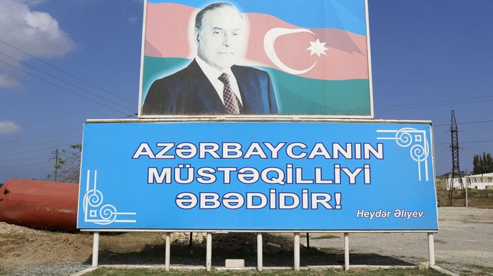 Le portrait de l'ancien pr&eacute;sident Heydar Aliev dans la capitale azerba&iuml;djanaise, Bakou, le 3 janvier 2012.&nbsp; (GODONG / UNIVERSAL IMAGES / GETTY IMAGES)