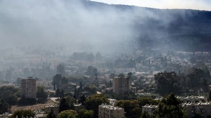 Fumée de roquettes lancées depuis le Liban sur le nord d'Israël près de la ville de Kiryat Shmona, juin 2024. (JACK GUEZ / AFP)