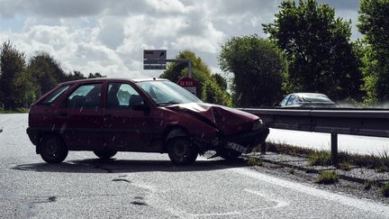 Une voiture est impliquée dans un accident à&nbsp;Pontivy (Morbihan) le 25 avril 2019. (VALENTIN BELLEVILLE / HANS LUCAS / AFP)