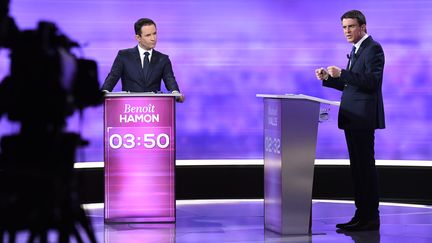 Les deux finalistes de la primaire de la gauche, Benoît Hamon et Manuel Valls, lors du débat de l'entre-deux-tours, le 25 janvier 2017 sur France 2. (BERTRAND GUAY / AFP)