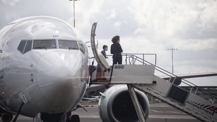 Un avion de ligne et un escalier d'accés sur l'aéroport de Nantes. Photo d'illustration. (ROMAIN BOULANGER / MAXPPP)