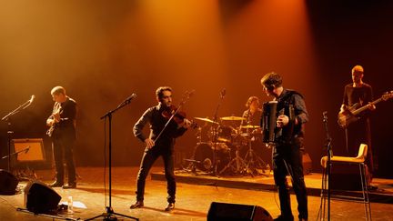 Le groupe Josef Josef :&nbsp;Eric Slabiak (violon), Frank Anastaio (guitare/chant), Dario Ivkovic (accordéon), Nicolas Grupp (batterie), Jérôme Arrighi (basse) sur scène. (WILFRID FEDIDA)