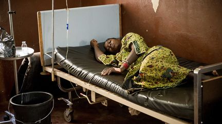 Une patiente atteinte du paludisme est soign&eacute;e dans un h&ocirc;pital de Bamako, le 16 f&eacute;vrier 2013 au Mali.&nbsp; (ETIENNE LAURENT / DAPD / SIPA)