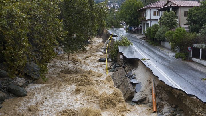 Une route partiellement détruite après les inondations, le 6 septembre 2023 à Volos (Grèce). (STRINGER / EUROKINISSI)