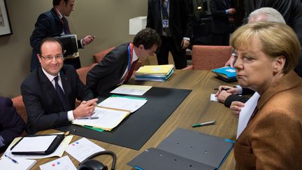 Fran&ccedil;ois Hollande et Angela Merkel en r&eacute;union bilat&eacute;rale &agrave; Bruxelles avant le conseil europ&eacute;en le 22 Novembre 2012 sur le budget (BERTRAND LANGLOIS / AFP)