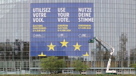 Affiche pour les élections européennes, à Strasbourg (Bas-Rhin), le 8 avril 2024. (JEAN-MARC LOOS / MAXPPP)