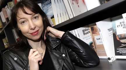 La chanteuse Jeanne Cherhal dans une librairie en mars 2018 à Paris. (ERIC FOUGERE - CORBIS / CORBIS ENTERTAINMENT)