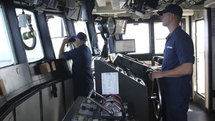 Les gardes-c&ocirc;tes de&nbsp;la Marine am&eacute;ricaine tentant de localiser dans l'Atlantique le voilier "Cheeky Rafiki", le 22 mai 2014.&nbsp; (US COAST GUARD / REUTERS)