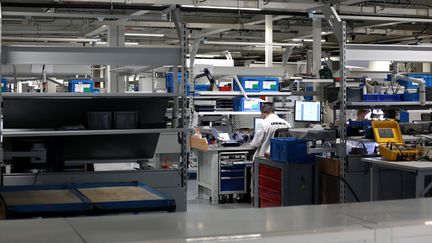 Une personne dans une usine de Toulouse, le 22 janvier 2021. (MATTHIEU RONDEL / HANS LUCAS / AFP)