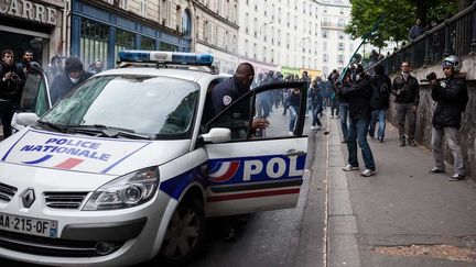 &nbsp; (Quai de Valmy, à Paris. La voiture de police prise à partie par des contre-manifestants. © Tristan Reynaud/SIPA)