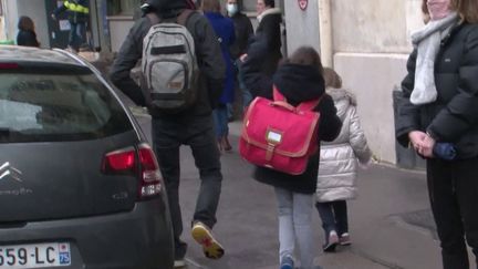 Emmanuel Macron a proposé, lors d'un entretien, des mesures pour les familles monoparentales.  Plus de 1,5 million de familles sont concernées en France.