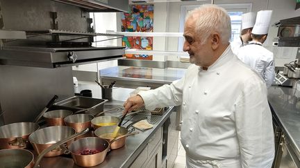 Dans la cuisine du restaurant de Guy Savoy, à Paris. (NOEMIE PHILIPPOT / RADIO FRANCE)