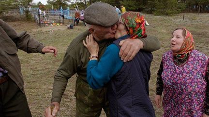 Radunitsa, «le jour de la réjouissance» : Ivan retrouve d’anciens proches. 

Cette fête est célébrée par les fidèles de l'Eglise orthodoxe orientale neuf jours après Pâques, cette année le 24 avril 2012. C’est un jour férié en Biélorussie.

Des laissez-passer officiels sont fournis pour que les anciens habitants puissent revenir honorer leurs morts. (REUTERS/Vasily Fedosenko)