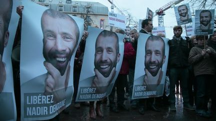 Des personnes manifestent &agrave; Paris, le 23 janvier 2013, pour demander la lib&eacute;ration du journaliste fran&ccedil;ais Nadir Dendoune, emprisonn&eacute; &agrave; Bagdad (Irak). (JACQUES DEMARTHON / AFP)