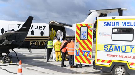 Un patient atteint du Covid-19 est transféré de l'aéroport parisien d'Orly à Bordeaux, le 14 mars 2021. (JACQUES WITT / POOL / AFP)