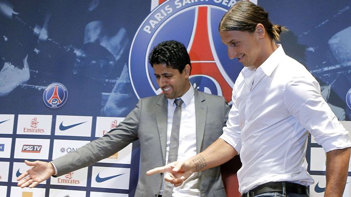 Le pr&eacute;sident du PSG, Nasser Al-Khela&iuml;fi, accueille au Parc des Princes l'attaquant su&eacute;dois Zlatan Ibrahimovic, le 18 juillet 2012.&nbsp; (JACQUES BRINON / AP / SIPA)