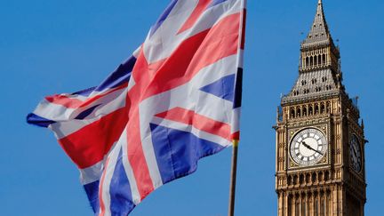 Le drapeau de l'Union Jack flotte devant Big Ben, à Londres. (PATRICK LEFEVRE / MAXPPP)